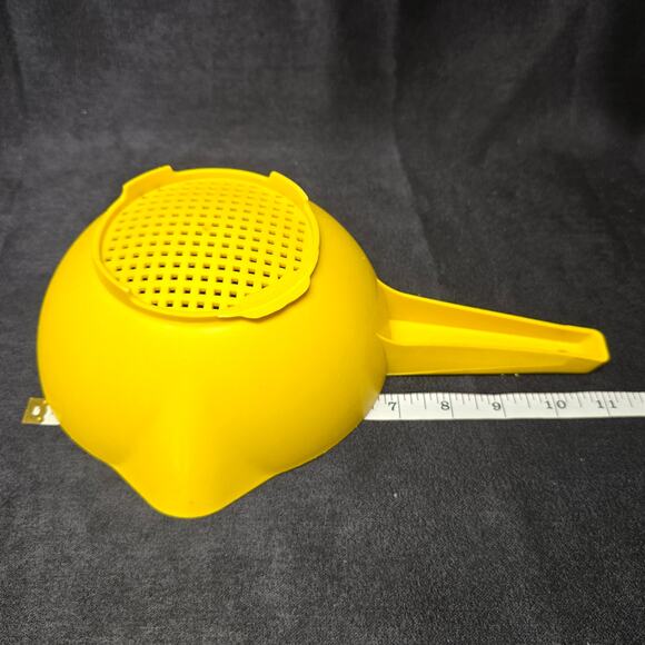 Tupperware Yellow Colander Heavy Duty Hand Held Plastic Strainer Handle Spout - Picture 5 of 7